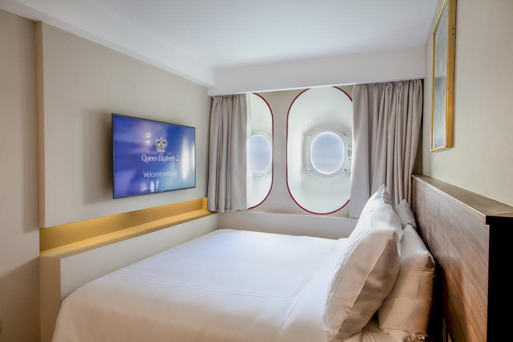 Queen Elizabeth 2 Hotel - photo 2