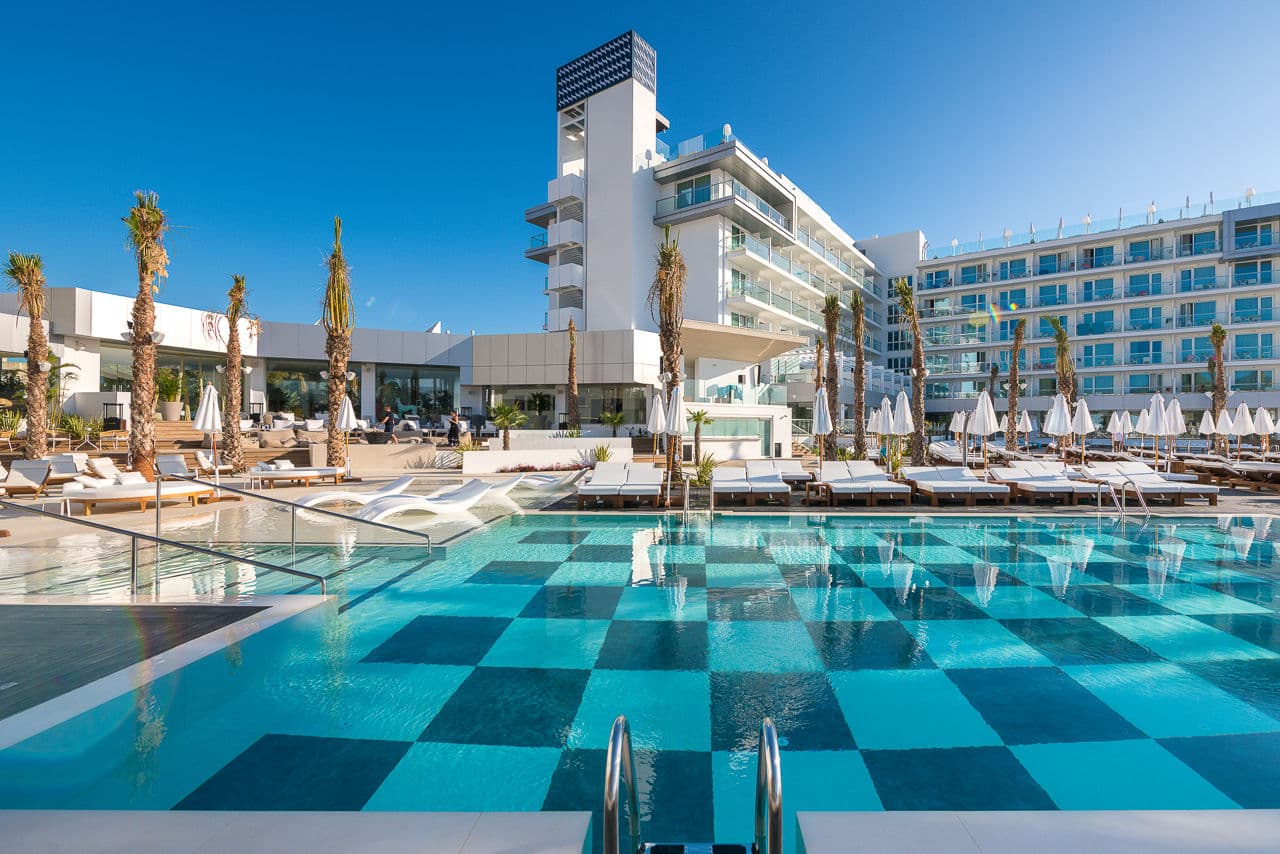 Amare Beach Hotel - photo 2