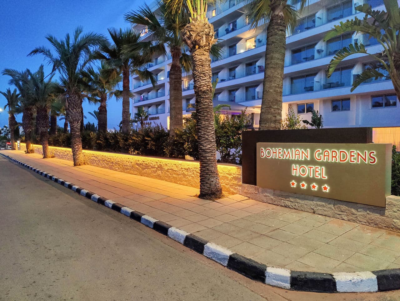 Bohemian Gardens Hotel - photo 2