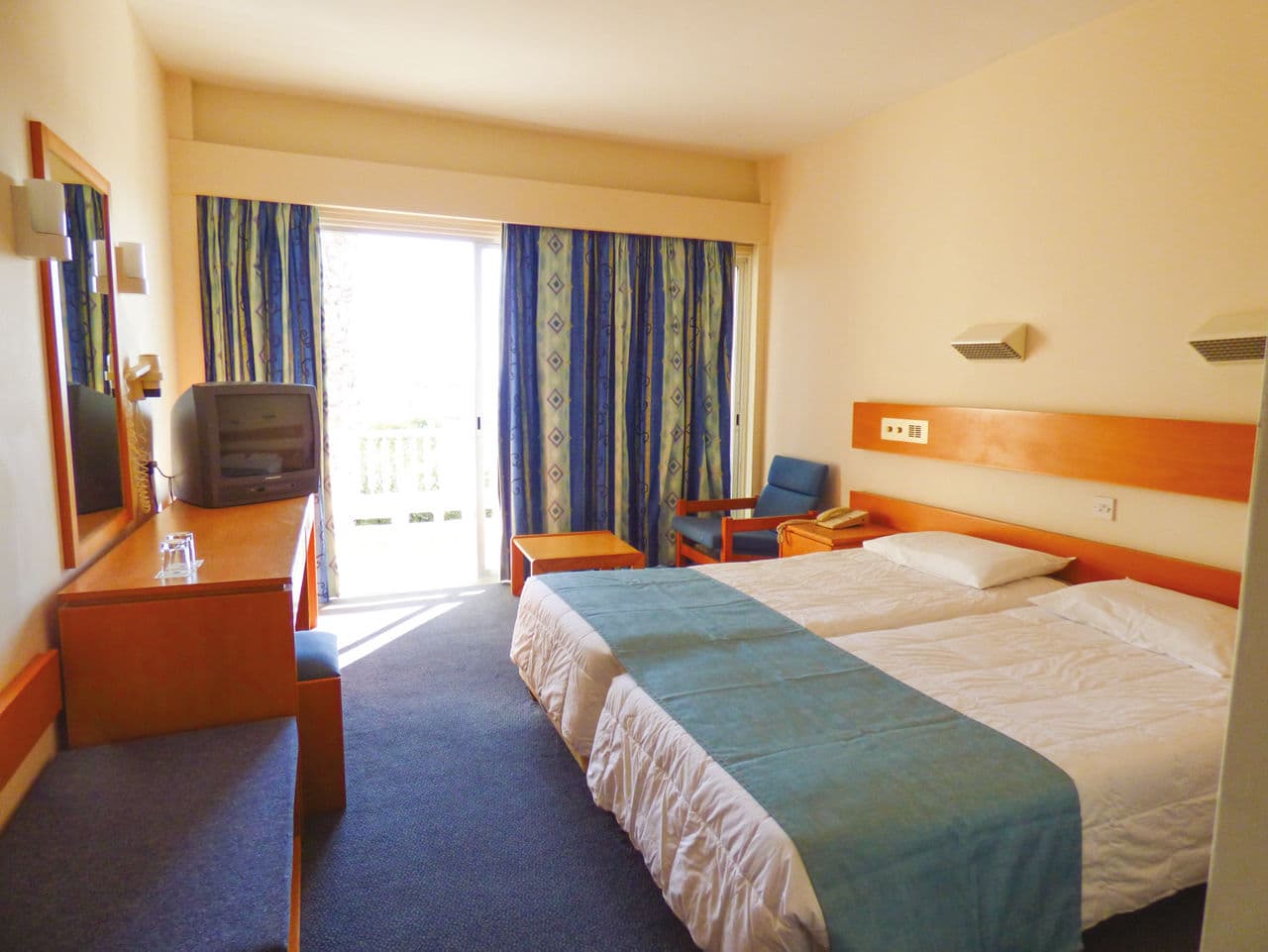 Cynthiana Beach Hotel - photo 2