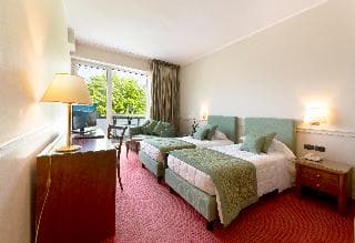 Central stay with lake views - photo 2