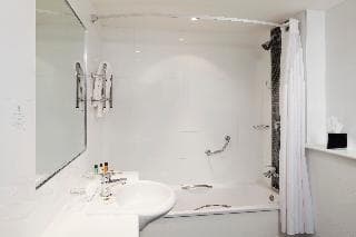 Clayton Hotel Belfast - photo 3