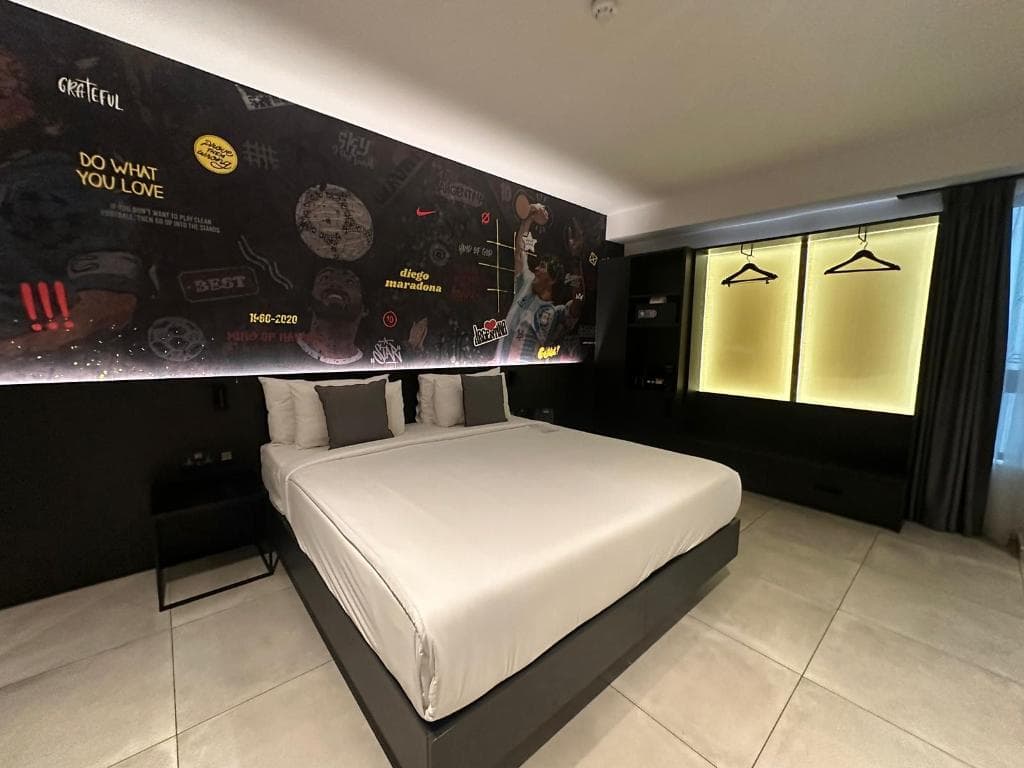 So City Hotel - photo 2