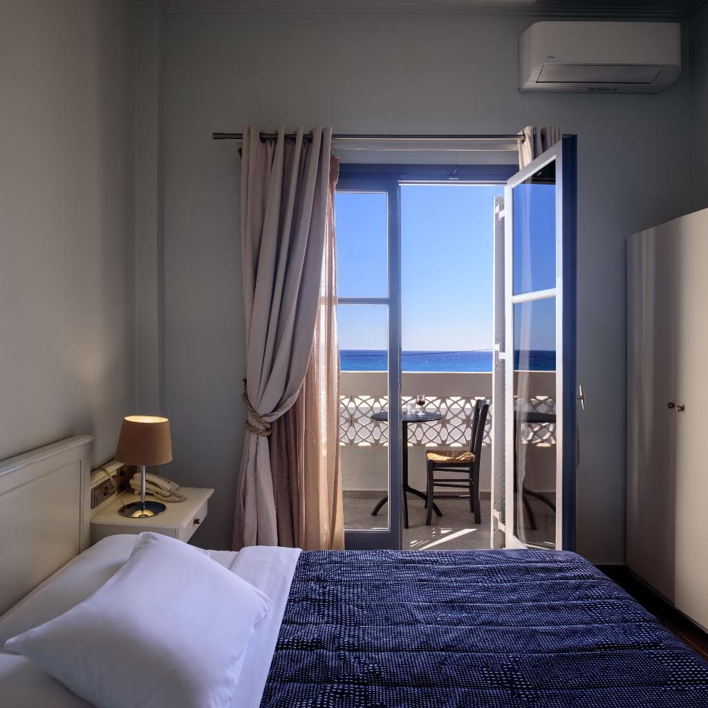 Kamari Getaway - photo 2