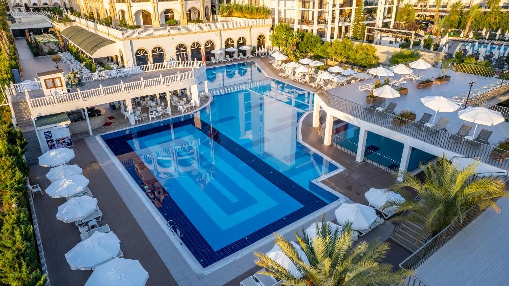 Deluxe Hotel & Spa - photo 2