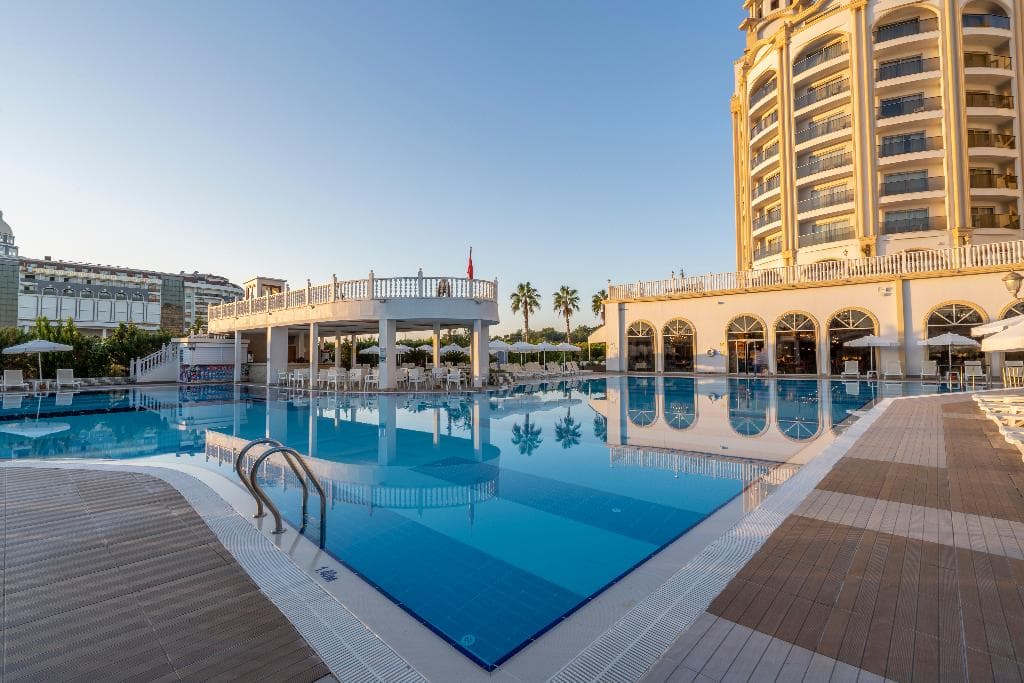 Deluxe Hotel & Spa