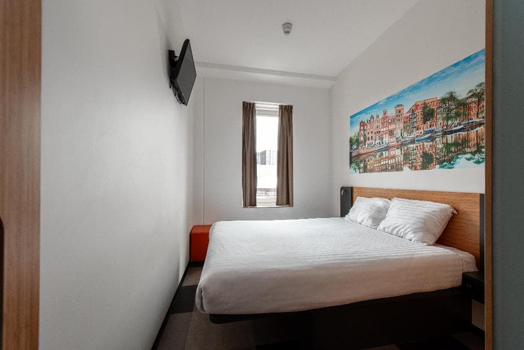 easyHotel Amsterdam - photo 2