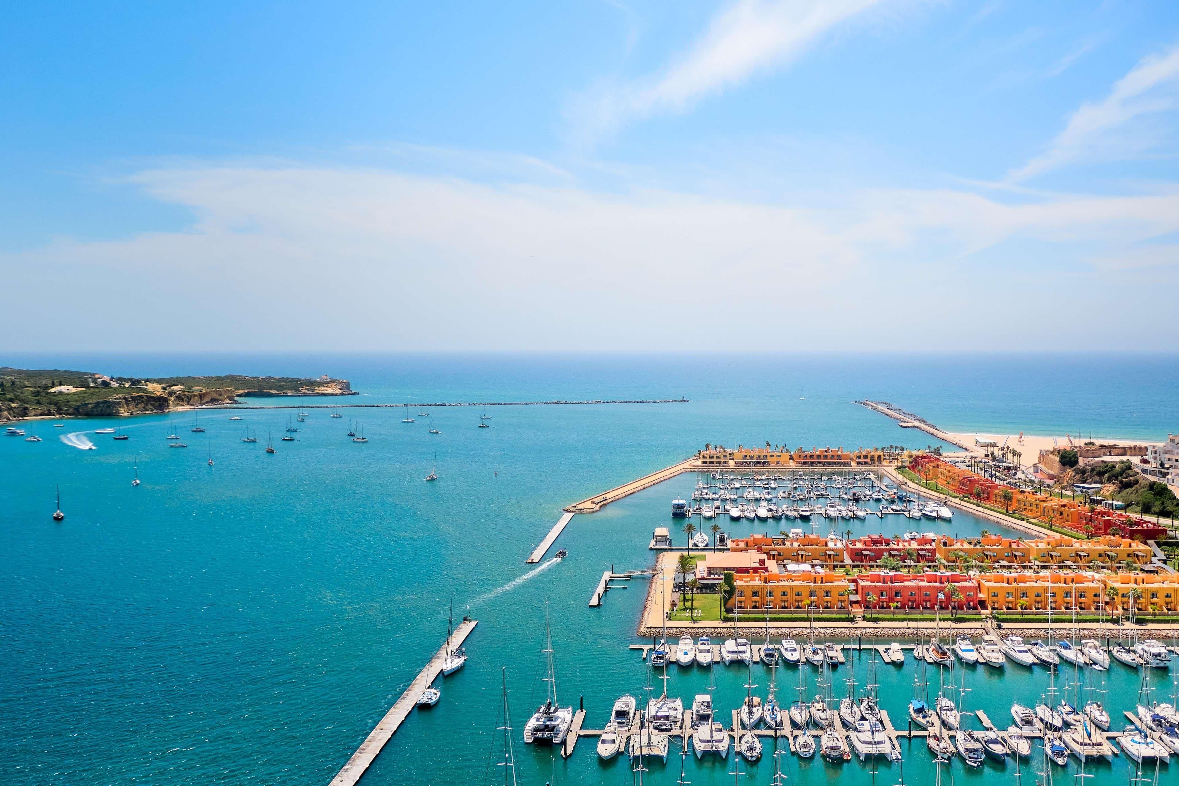 NH Marina Resort - photo 3