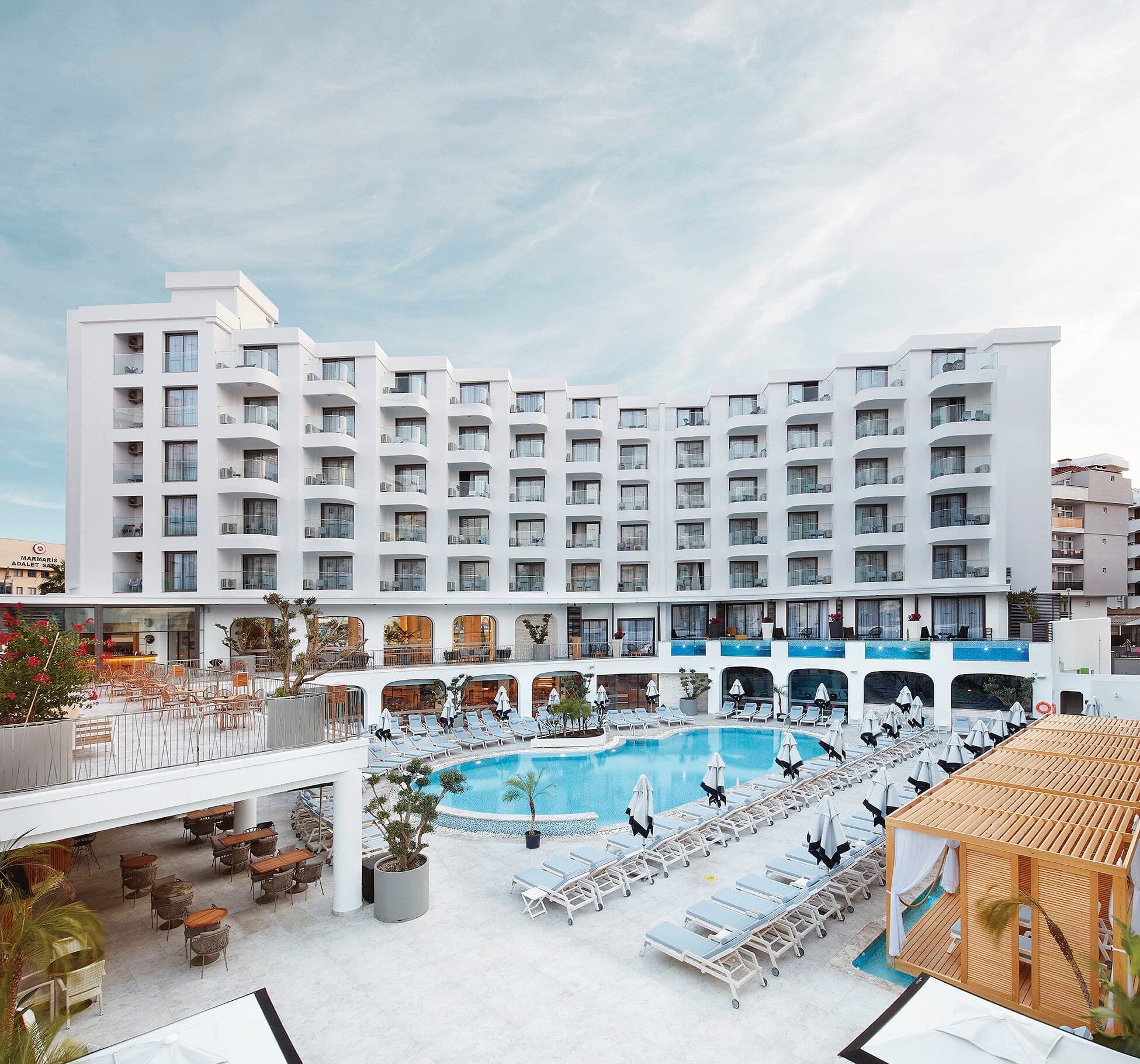 Lalila Blue Suites - main photo