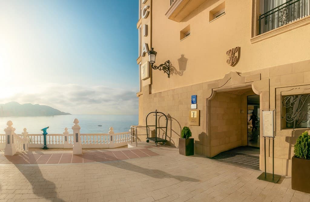 Luxury Beachfront Hotel - photo 3