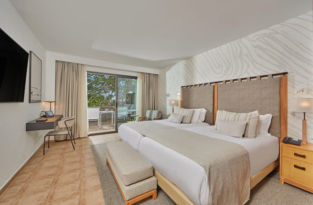 Luxury getaway by the beach - photo 2
