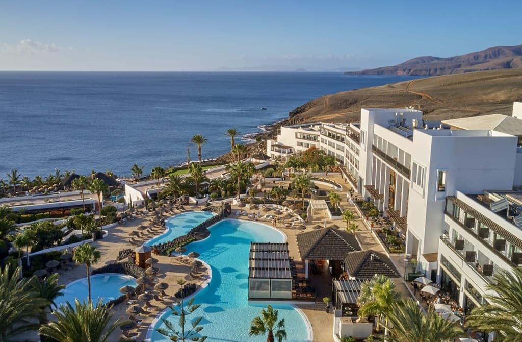 Luxury getaway by the beach - photo 3