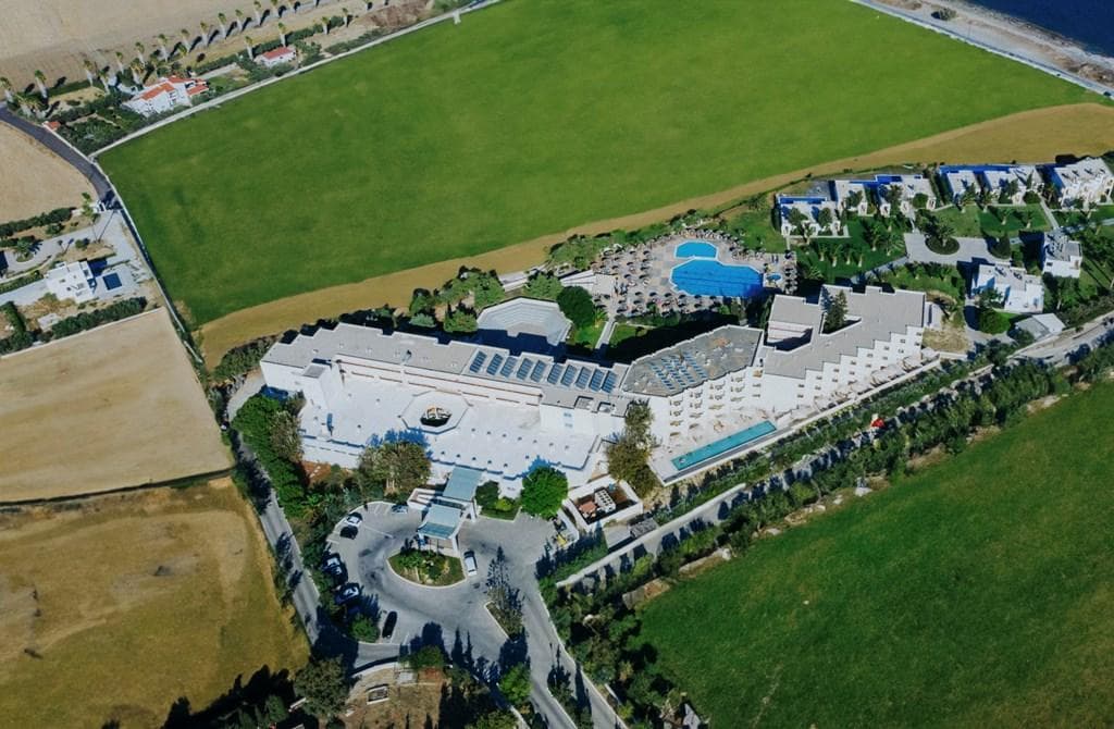 Sovereign Beach Hotel - photo 2