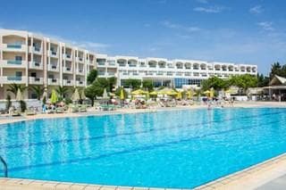 Sovereign Beach Hotel - photo 3