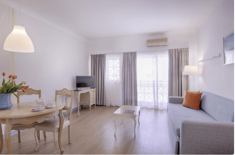 Stay at Luna Miramar - photo 3
