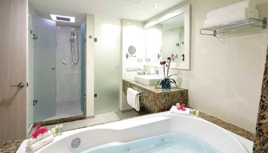Luxury Beachside Getaway - photo 3